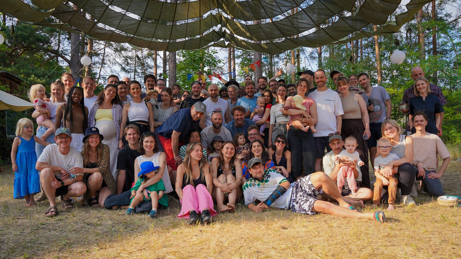Gruppenfoto Sommerparty 2026 unterm Fallschirm